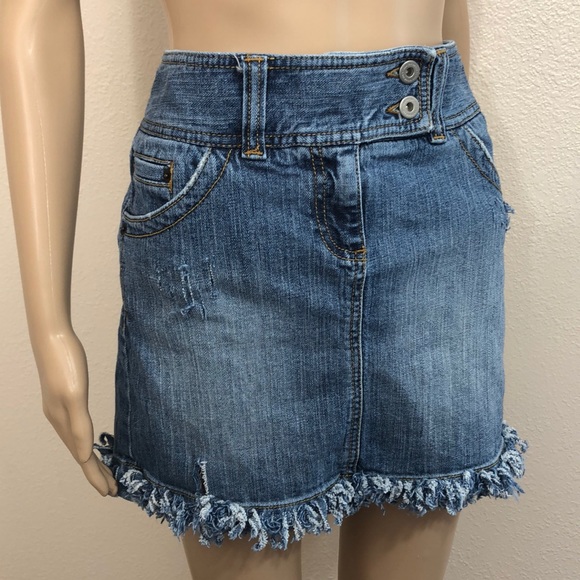 🌻 Ann Taylor LOFT Fringe Hem Distressed Skirt - Picture 7 of 8
